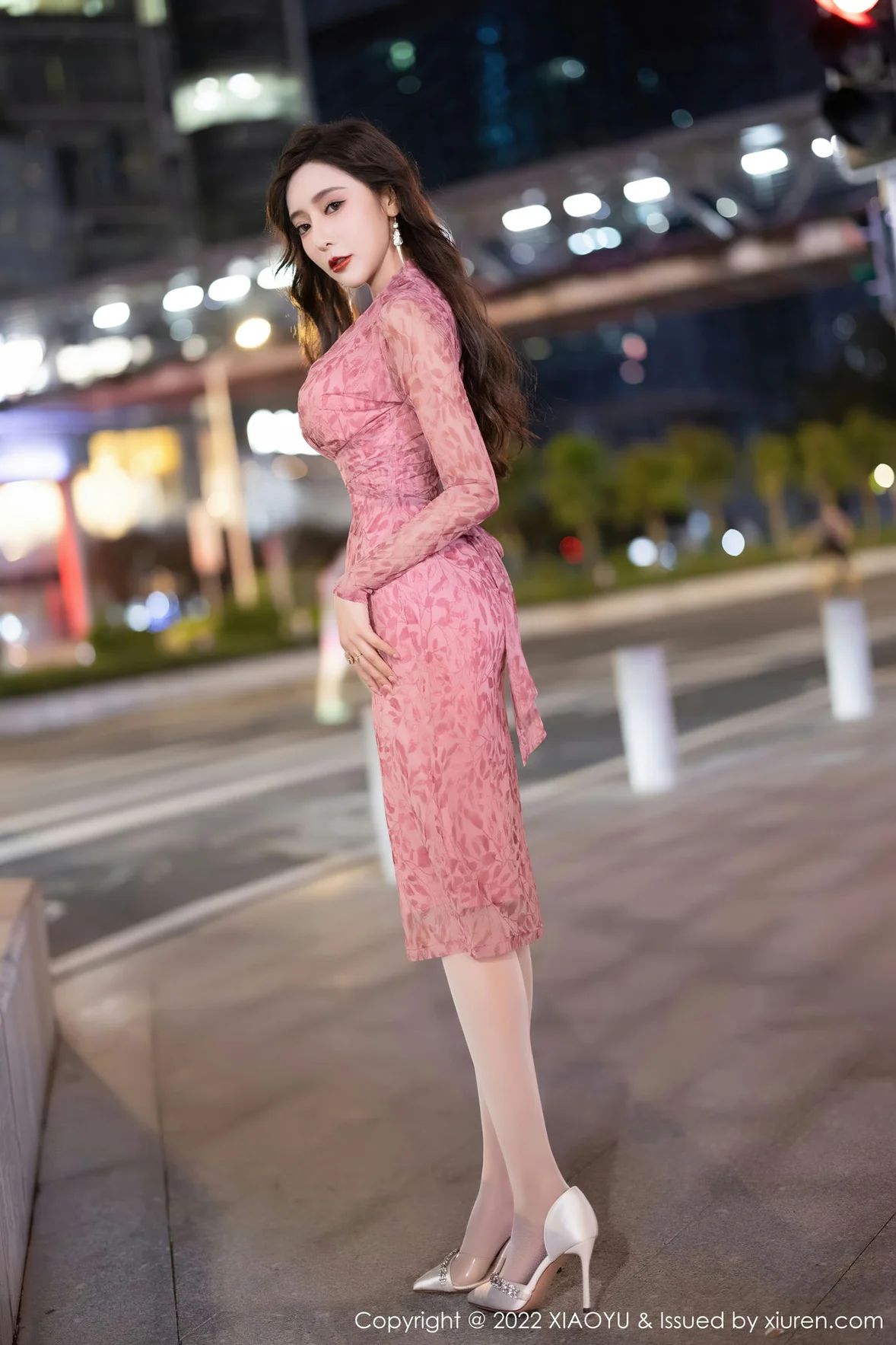 XIAOYU  语画界 Vol.899  王馨瑶yanni 户外场景拍摄连衣短裙性感写真1 - 2